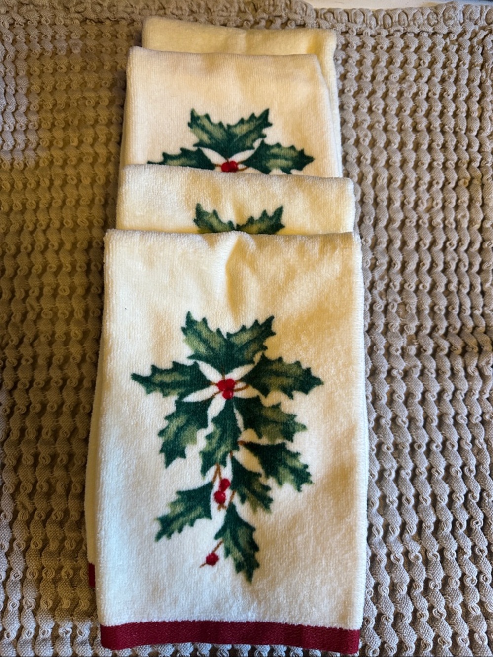 Lenox Cream Towel with Red Trim and Gold Logo set of 4